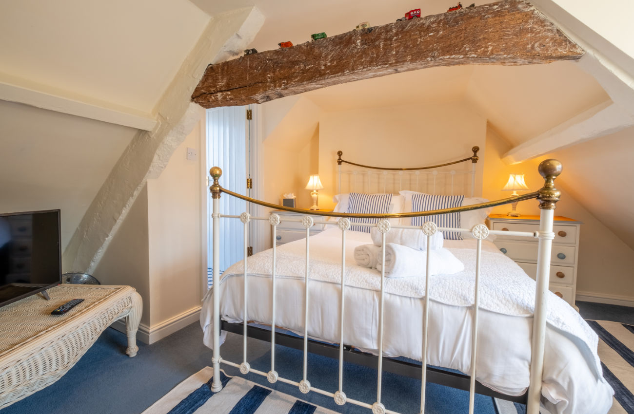 Double bedroom with balcony