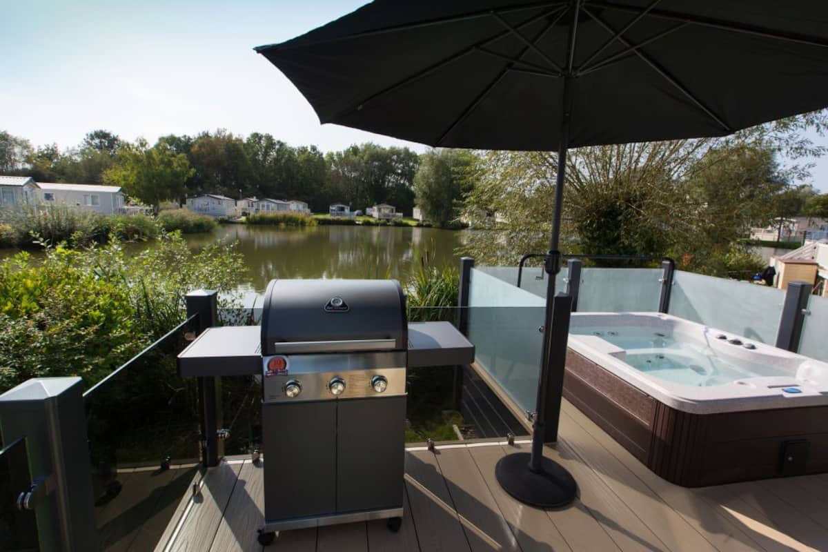 Lakeside holiday caravan in the Cotswolds
